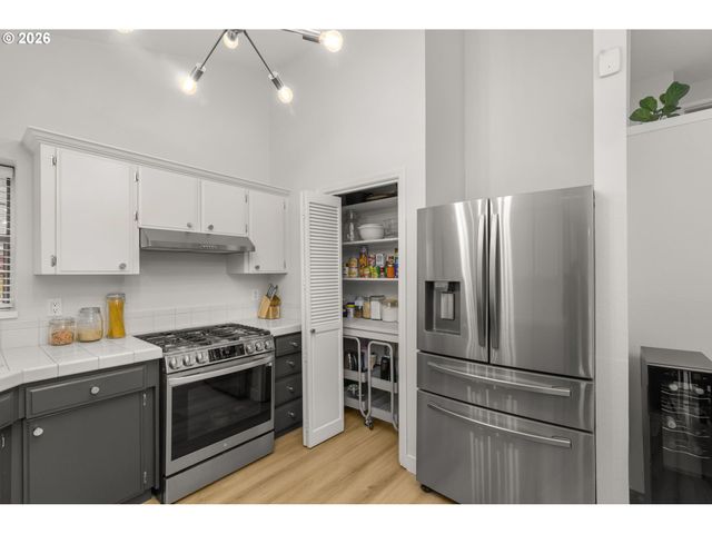 6002 SKYLINE Cir, West Linn, OR 97068