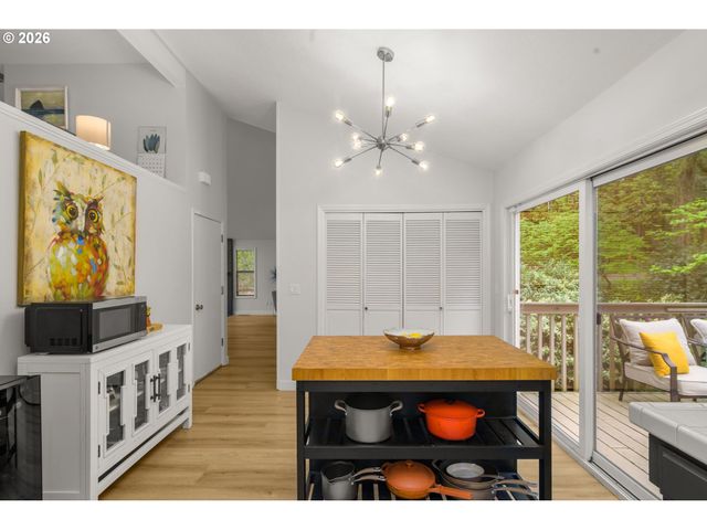 6002 SKYLINE Cir, West Linn, OR 97068