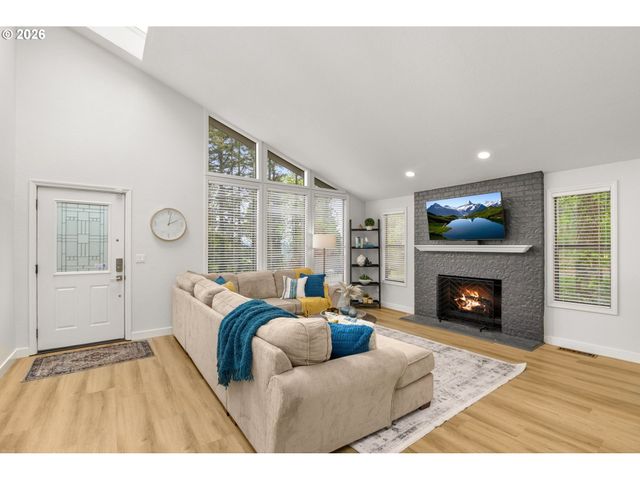 6002 SKYLINE Cir, West Linn, OR 97068