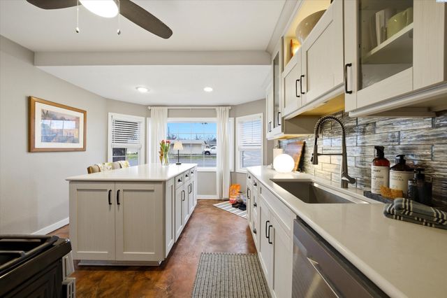 357 Cottonwood Dr, Richland, WA 99352