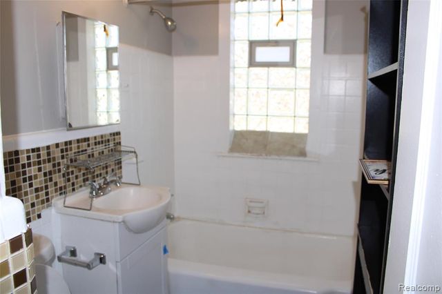 9107 Roselawn Street, Detroit, MI 48204