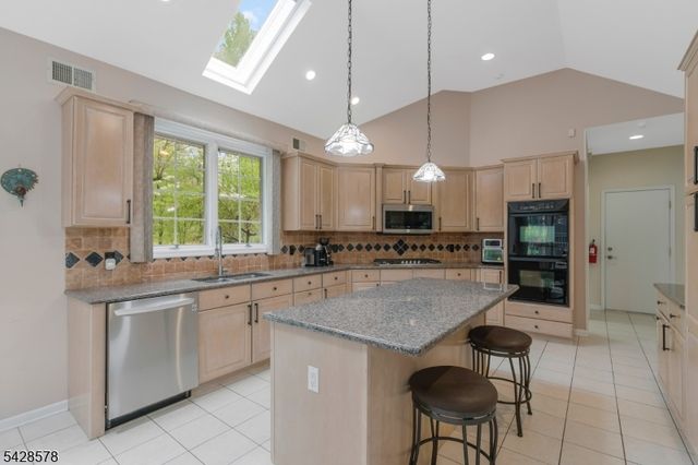 5 White Buck Run, Warren Twp., NJ 07059