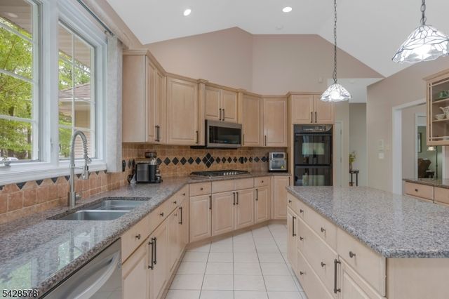 5 White Buck Run, Warren Twp., NJ 07059