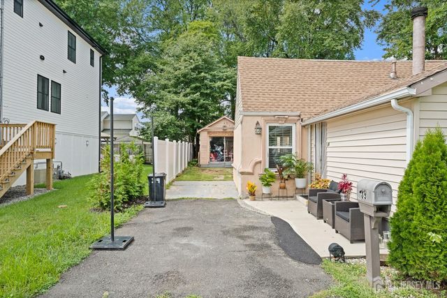39 Salem Place, Aberdeen, NJ 07721