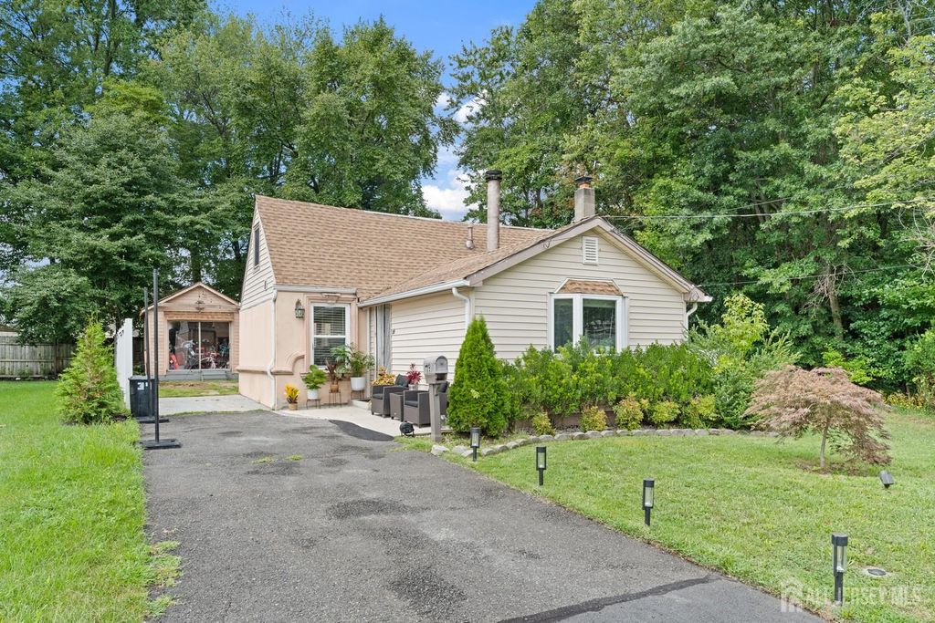 39 Salem Place, Aberdeen, NJ 07721