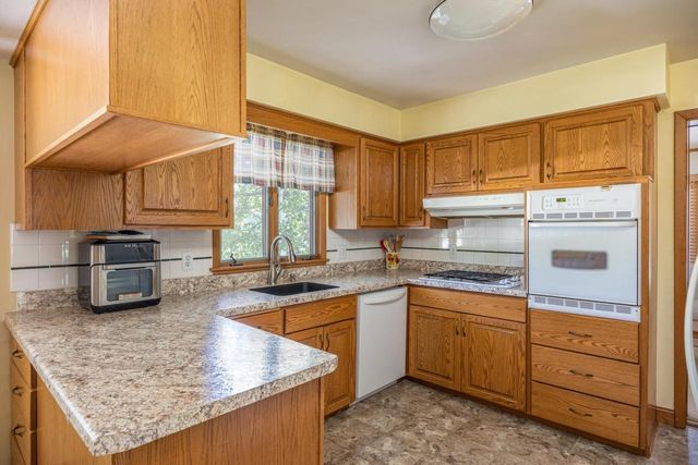 6021 N ROSEWOOD DRIVE, Appleton, WI 54913