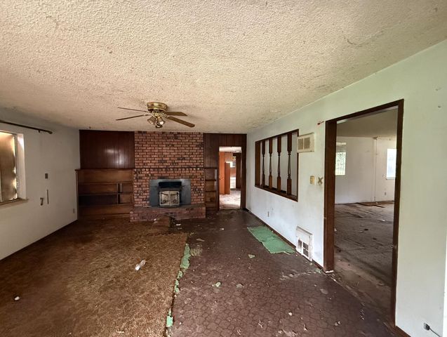 218 N Eucalyptus Ave, Waterford, CA 95386