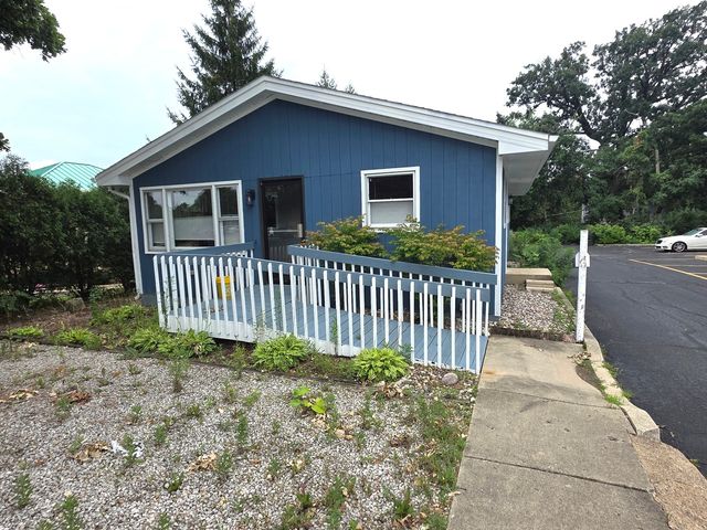 338 S County Farm Road, Wheaton, IL 60187