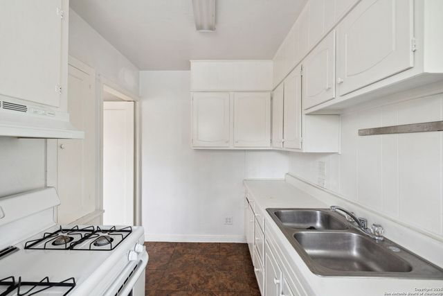515 E Olmos Dr Apt 4, Olmos Park, TX 78212