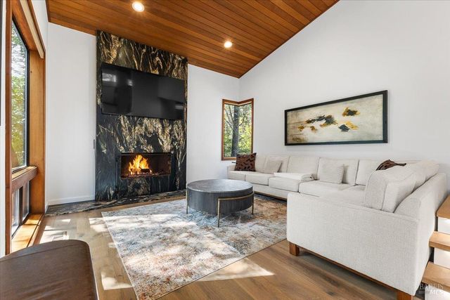 2656 Knob Hill Dr, Santa Rosa, CA 95404