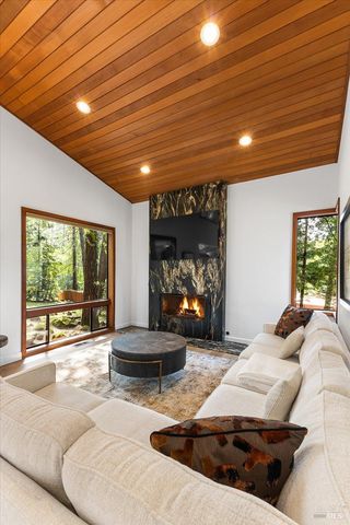 2656 Knob Hill Dr, Santa Rosa, CA 95404