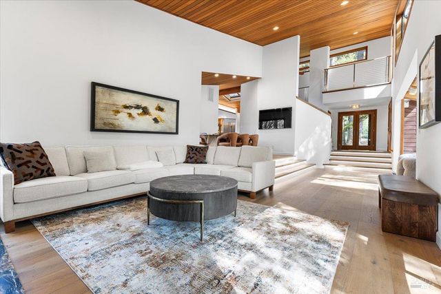 2656 Knob Hill Dr, Santa Rosa, CA 95404