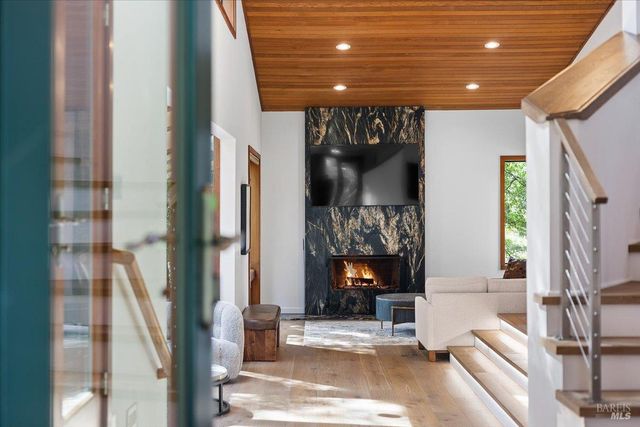 2656 Knob Hill Dr, Santa Rosa, CA 95404