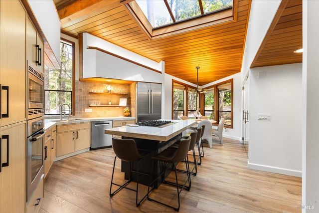 2656 Knob Hill Dr, Santa Rosa, CA 95404