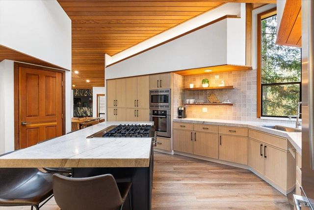 2656 Knob Hill Dr, Santa Rosa, CA 95404