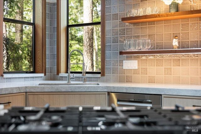 2656 Knob Hill Dr, Santa Rosa, CA 95404