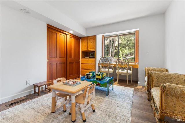 2656 Knob Hill Dr, Santa Rosa, CA 95404