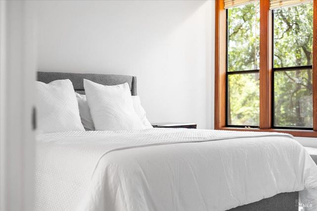 2656 Knob Hill Dr, Santa Rosa, CA 95404