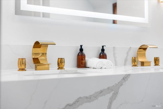 2656 Knob Hill Dr, Santa Rosa, CA 95404