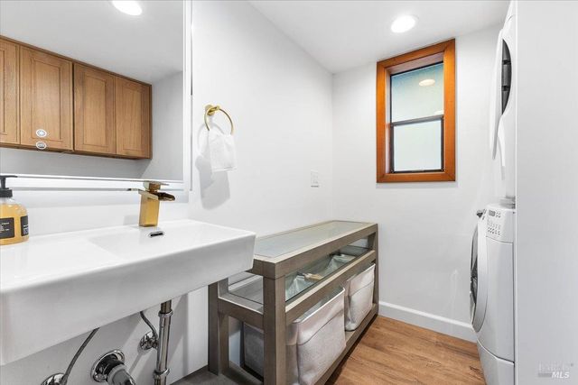 2656 Knob Hill Dr, Santa Rosa, CA 95404