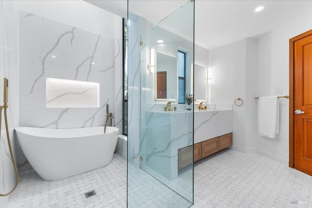 2656 Knob Hill Dr, Santa Rosa, CA 95404