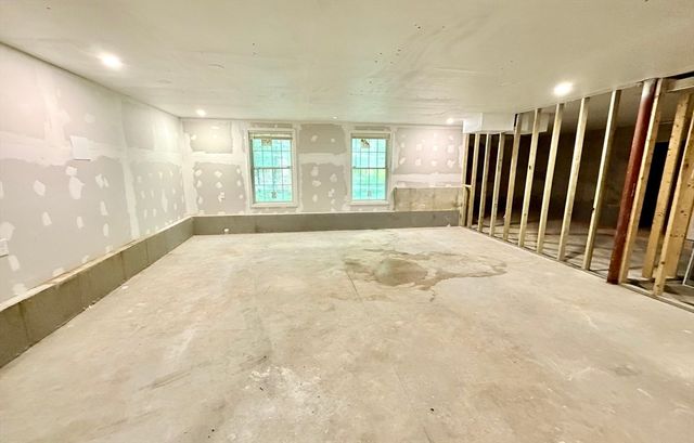 41 Thresher Rd, Hampden, MA 01036