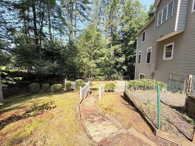 41 Thresher Rd, Hampden, MA 01036