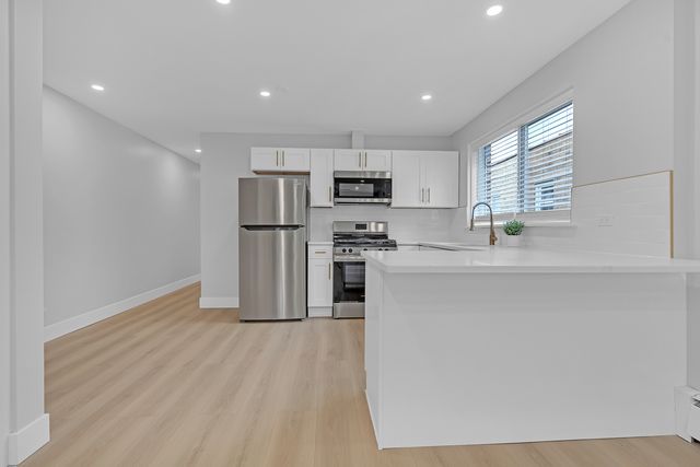 2712 W Balmoral Avenue 2E, Chicago, IL 60625