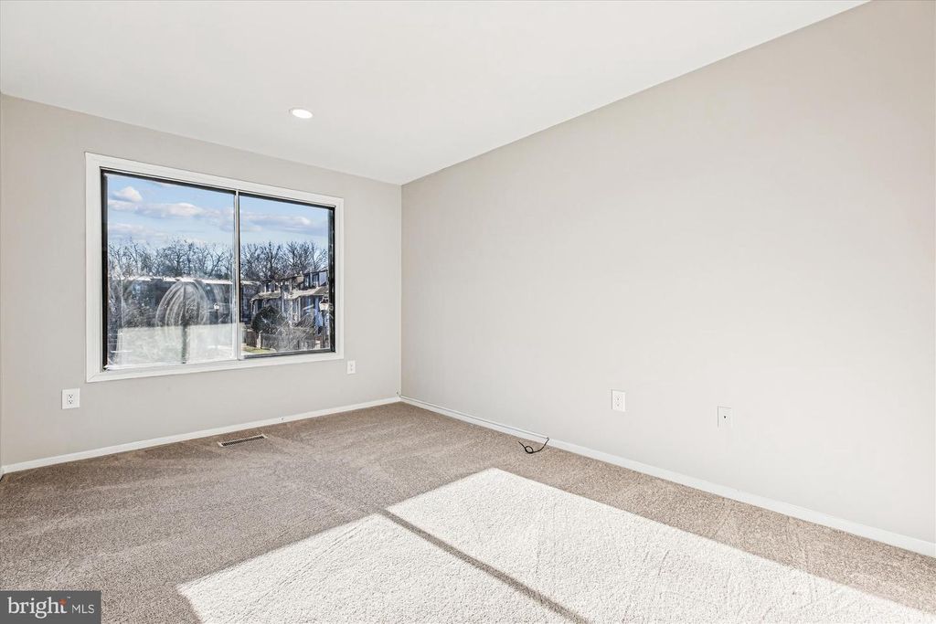 Image 12 of property listing at 10012 FOREST VIEW PL, Montgomery Village, MD 20886