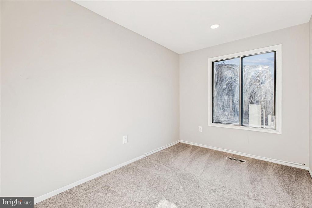 Image 14 of property listing at 10012 FOREST VIEW PL, Montgomery Village, MD 20886