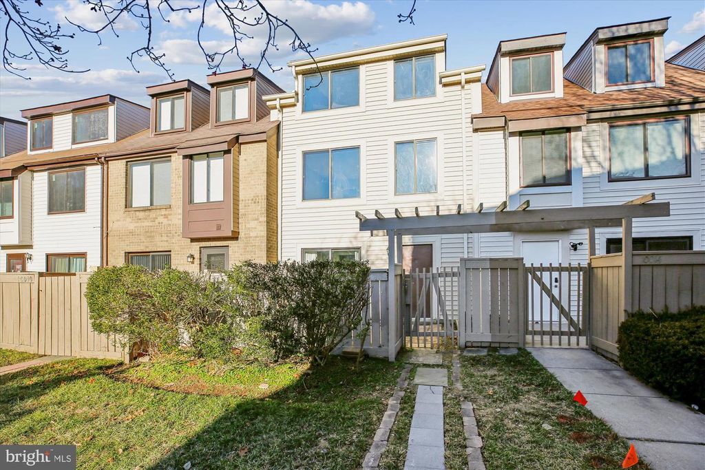 Image 2 of property listing at 10012 FOREST VIEW PL, Montgomery Village, MD 20886