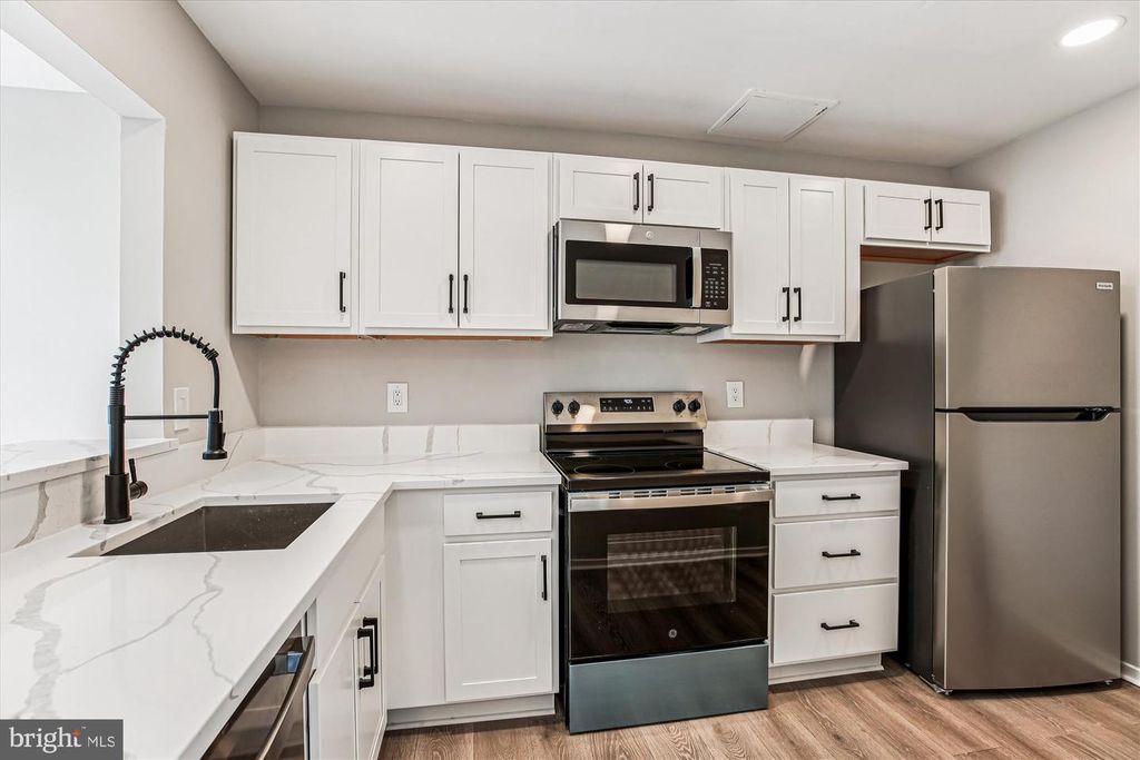 Image 3 of property listing at 10012 FOREST VIEW PL, Montgomery Village, MD 20886