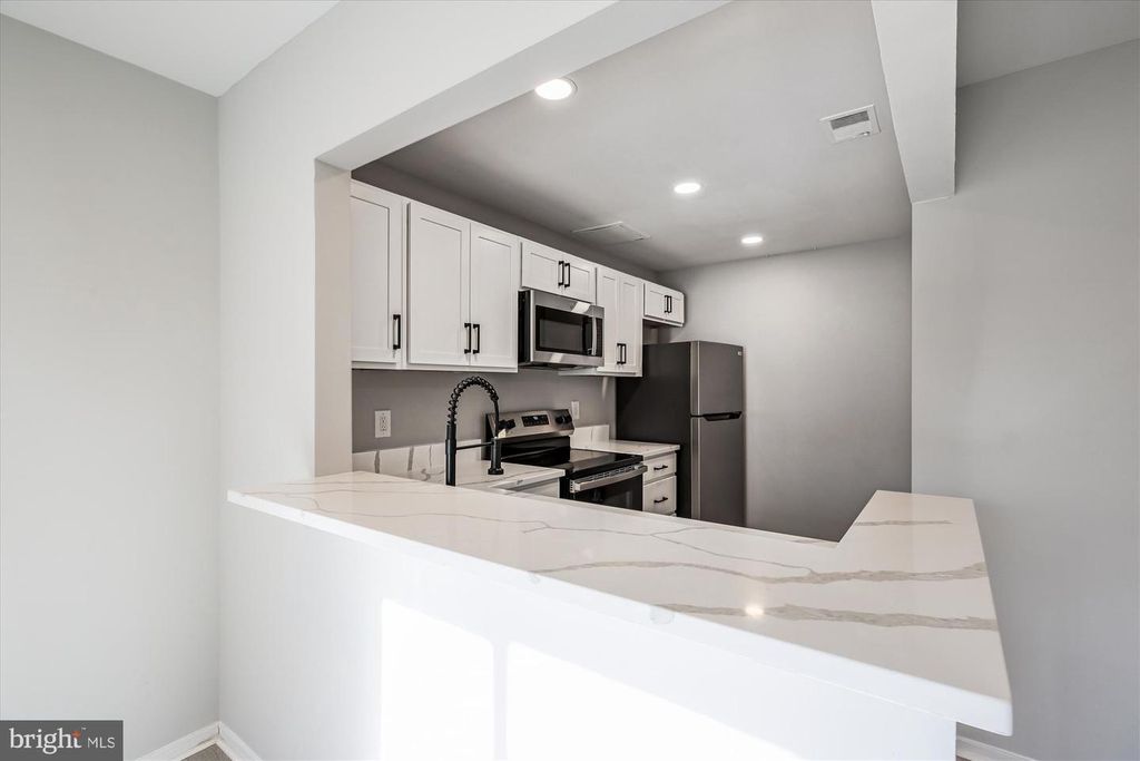 Image 4 of property listing at 10012 FOREST VIEW PL, Montgomery Village, MD 20886