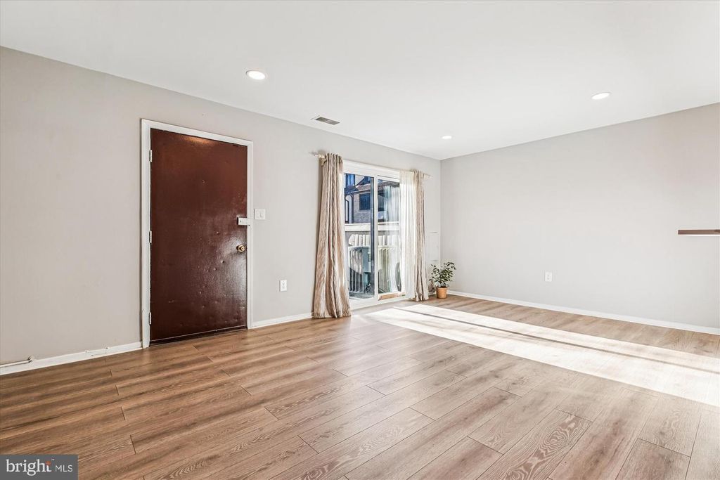 Image 7 of property listing at 10012 FOREST VIEW PL, Montgomery Village, MD 20886