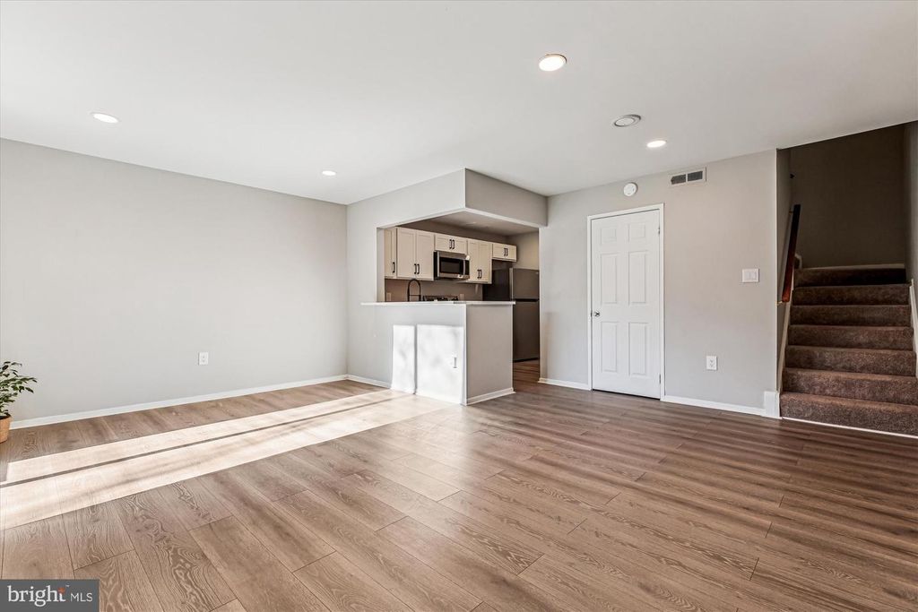 Image 8 of property listing at 10012 FOREST VIEW PL, Montgomery Village, MD 20886