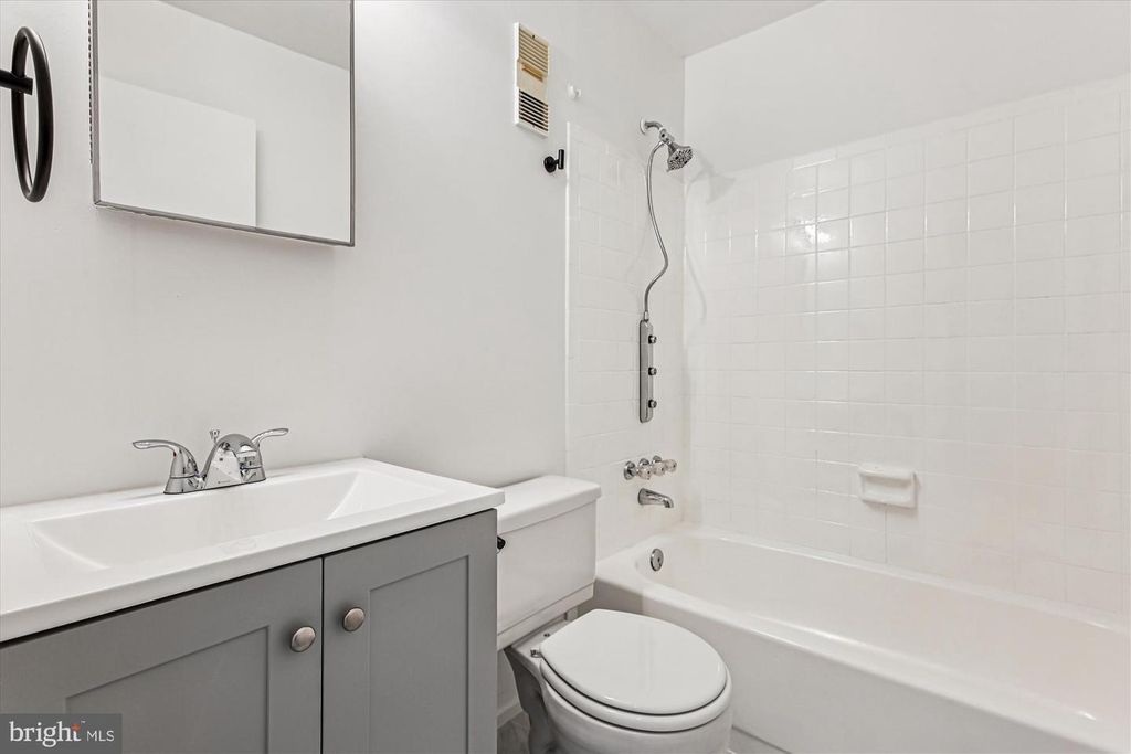 Image 9 of property listing at 10012 FOREST VIEW PL, Montgomery Village, MD 20886