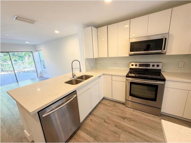 1145 W Lake St, Hollywood, FL 33019