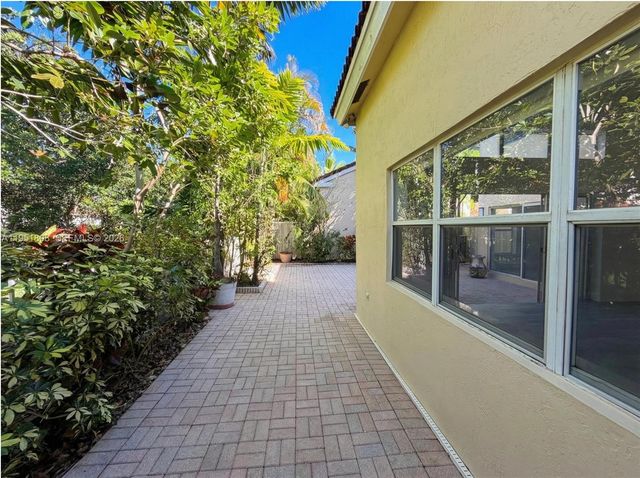 1145 W Lake St, Hollywood, FL 33019