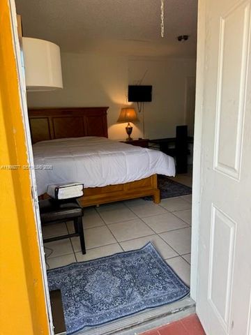 129 SE 5th St 1-4, Hallandale Beach, FL 33009
