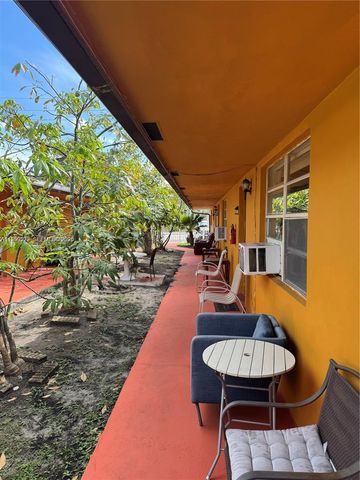129 SE 5th St 1-4, Hallandale Beach, FL 33009