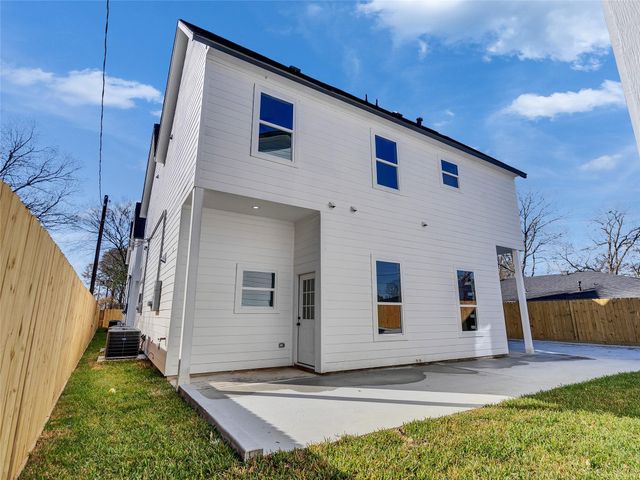5128 Clover Street B, Houston, TX 77033