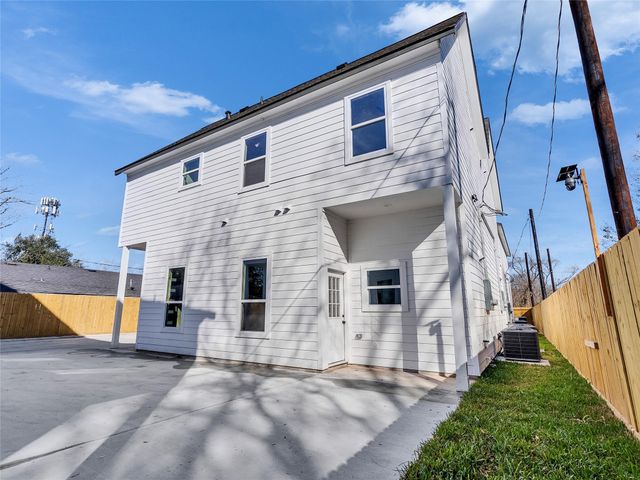 5128 Clover Street B, Houston, TX 77033