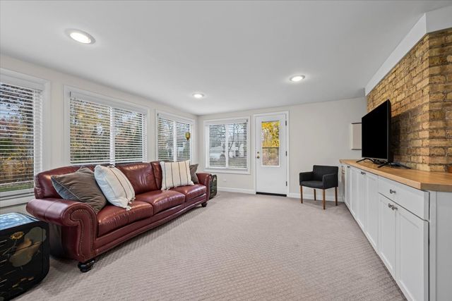 300 Lincolnwood Road, Highland Park, IL 60035