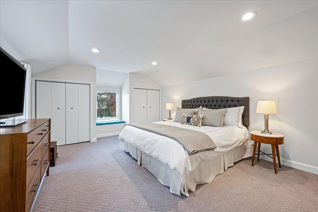 300 Lincolnwood Road, Highland Park, IL 60035