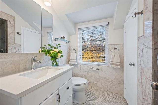 300 Lincolnwood Road, Highland Park, IL 60035