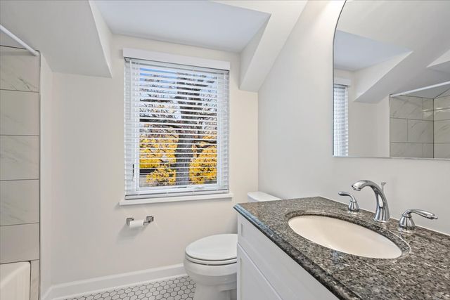 300 Lincolnwood Road, Highland Park, IL 60035