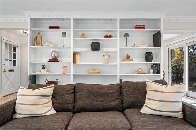 300 Lincolnwood Road, Highland Park, IL 60035