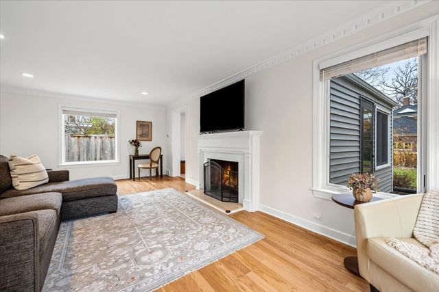 300 Lincolnwood Road, Highland Park, IL 60035