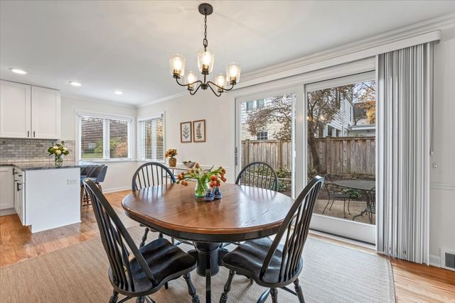 300 Lincolnwood Road, Highland Park, IL 60035