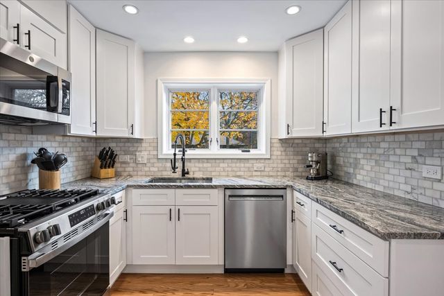 300 Lincolnwood Road, Highland Park, IL 60035